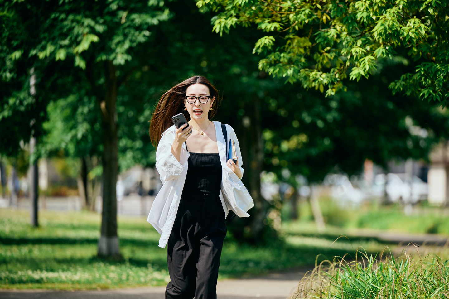 ヨガウォークを実践している女性の写真